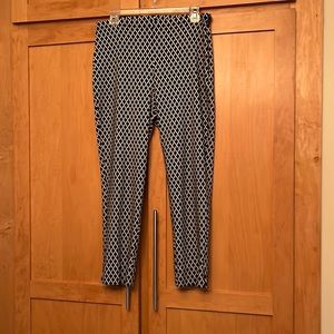 Karen Kane Black and white design stretch pants